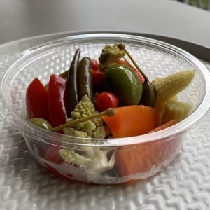 自家製ピクルスとオリーブ