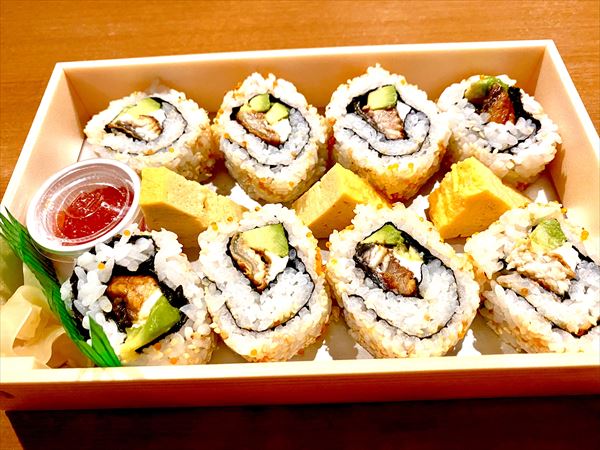 うなぎとアボカドとクリームチーズのロール寿司 　いくら醤油付き